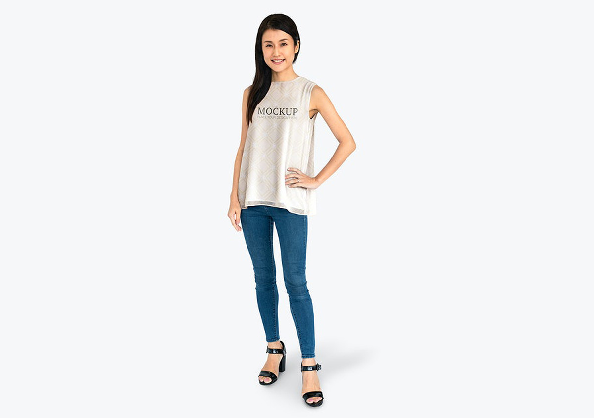 Happy woman wearing a t-shirt mockup - 681293